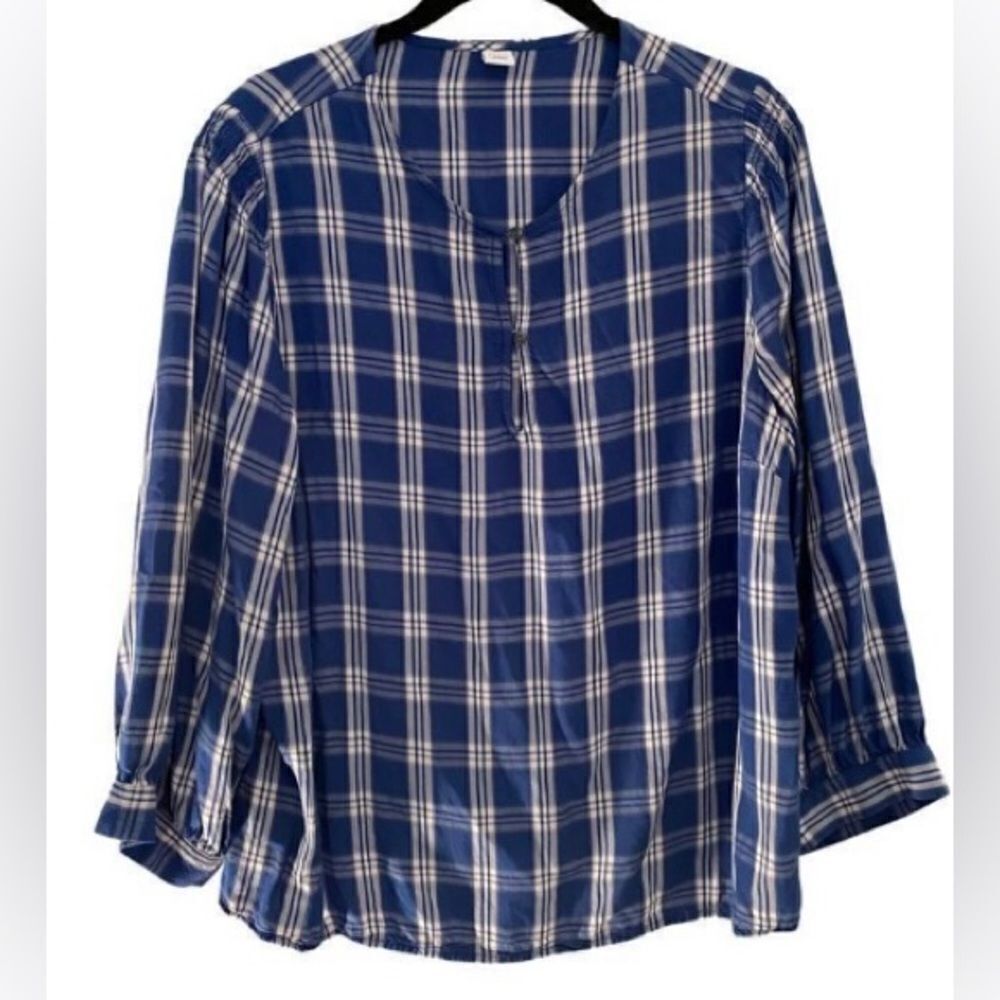 Old navy women’s blue and white striped long sleeve blouse size large￼